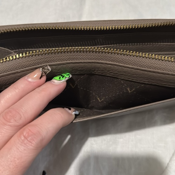 Vince Camuto leather taupe wallet - Picture 4 of 13